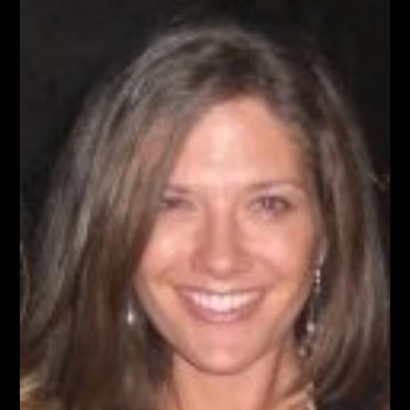Profile Picture of Lisa Huffstutter (@lah474) on Poshmark