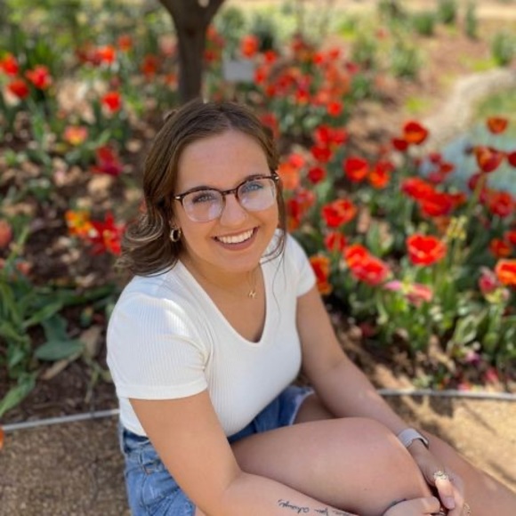 Profile Picture of Hanna Manners (@hannaanece20) on Poshmark