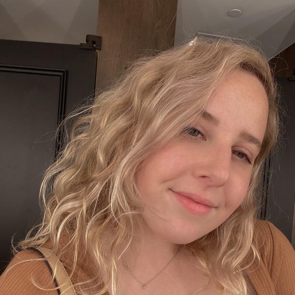 Profile Picture of Giana Bonomolo (@gianabonomolo) on Poshmark