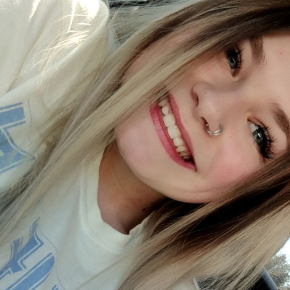 Profile Picture of Demri Oglesbee (@demrioglesbee) on Poshmark