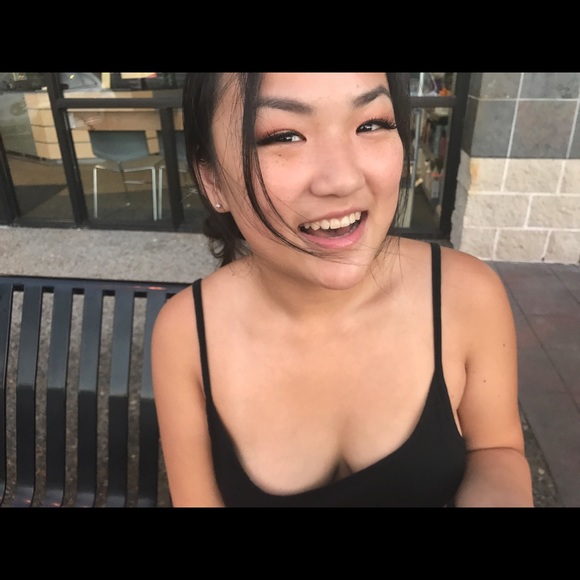 Profile Picture of Ella Waage (@edubs53) on Poshmark