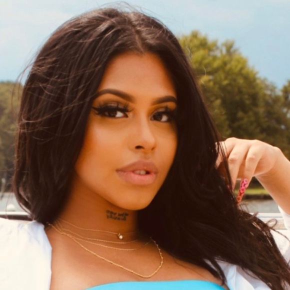 Profile Picture of Pamela Gonzalez (@pvmellaaaa) on Poshmark