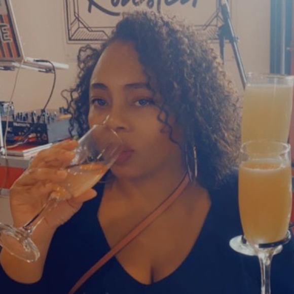 Profile Picture of Chenique Williams (@clw_22) on Poshmark