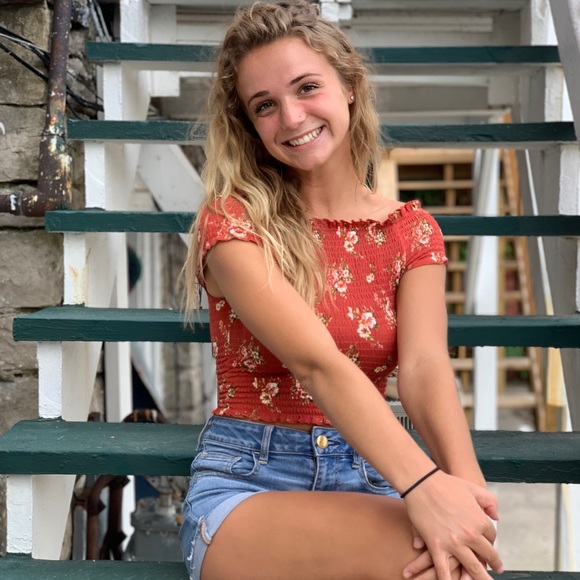 Profile Picture of Allison Dunckley (@allisondunckley) on Poshmark