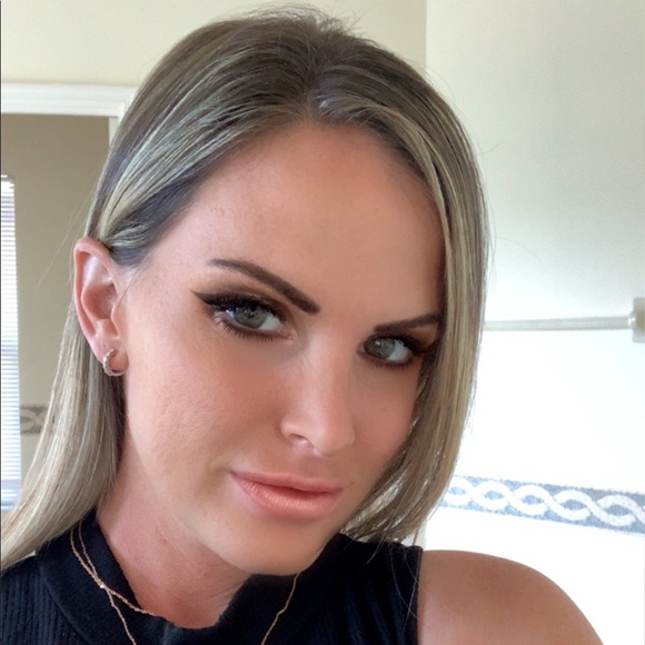 Profile Picture of Ashley Hankin (@ashleyp61186) on Poshmark