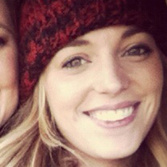 Profile Picture of Danielle Hutchens (@0danielle7) on Poshmark