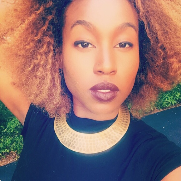 Profile Picture of Alexis James (@alexis_k_james) on Poshmark