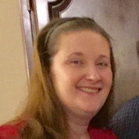 Profile Picture of Dee Ramos (@deeann219) on Poshmark