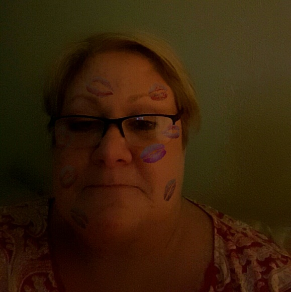 Profile Picture of Robin Compton (@rob64in) on Poshmark