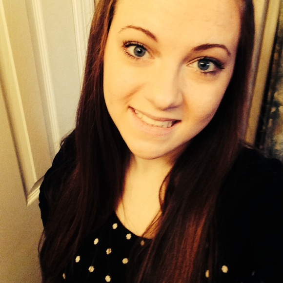 Profile Picture of Elizabeth Carver (@mecarver96) on Poshmark