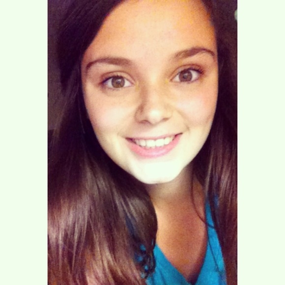 Profile Picture of Shelby Gibbs (@shelby_leigh) on Poshmark