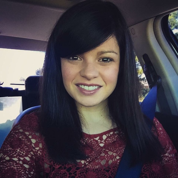 Profile Picture of Leslie Cooley (@leslie1985) on Poshmark