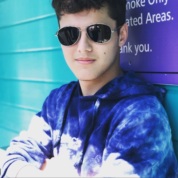 Profile Picture of Robert Treff (@robert_treff) on Poshmark
