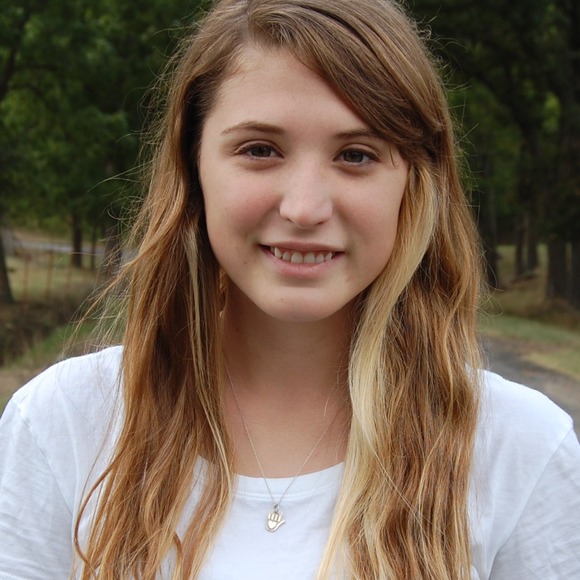 Profile Picture of Ali Hausner (@alihausner) on Poshmark