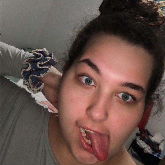 Profile Picture of Isabella Pesce (@pescei) on Poshmark