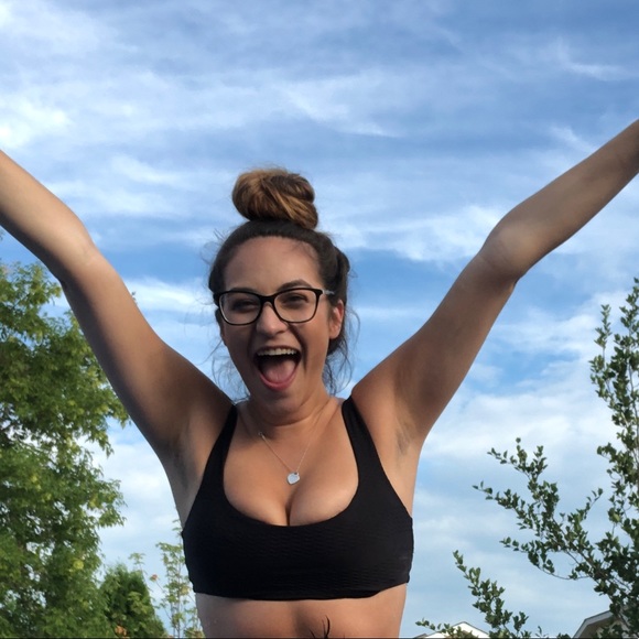 Profile Picture of Amanda Sinclair (@amandasincla584) on Poshmark
