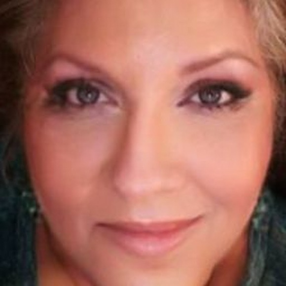 Profile Picture of Karen Larsen (@kjolarsen25) on Poshmark