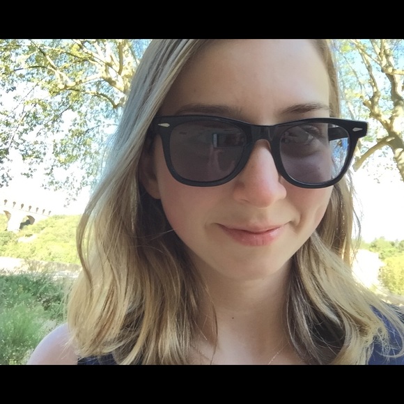 Profile Picture of Julianne Andreades (@julianne17) on Poshmark