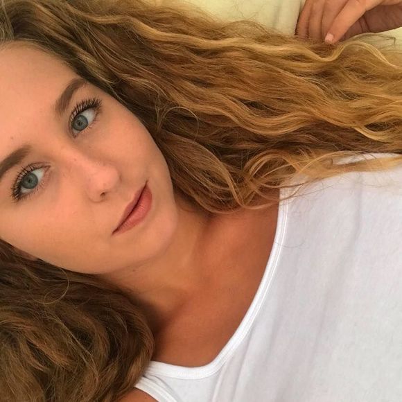 Molly Hennrikus - Poshmark Profile Picture of Molly Hennrikus (@mollhenn) on Poshmark