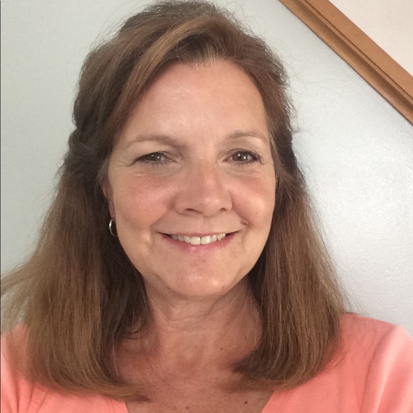 Profile Picture of Amy Gindele (@amy5242) on Poshmark