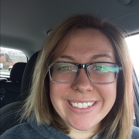 Profile Picture of Emily Angel (@emangel2) on Poshmark