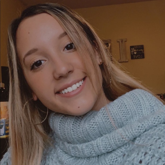 Profile Picture of Isabella Curreri (@bellacurreri) on Poshmark