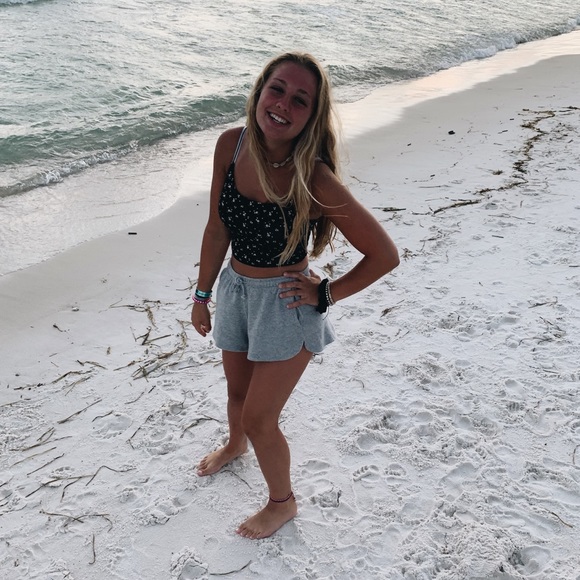 Profile Picture of Maizy Spreitzer (@maizyspreitzer) on Poshmark