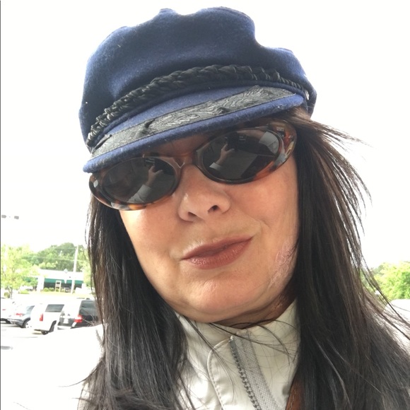 Profile Picture of Lisa Marr (@dearmojo) on Poshmark