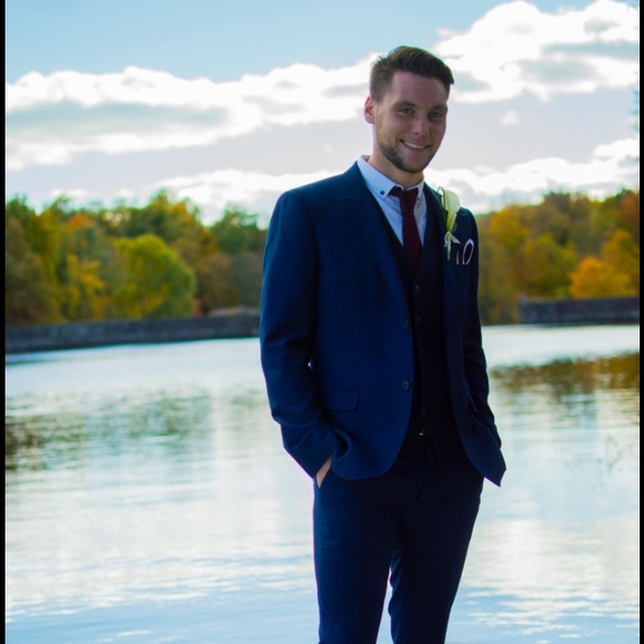 Profile Picture of David Melchionne (@daveymelch) on Poshmark