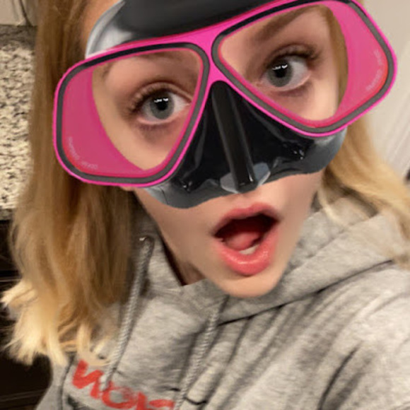 Profile Picture of Sydney Bartynski (@sydneybartynski) on Poshmark