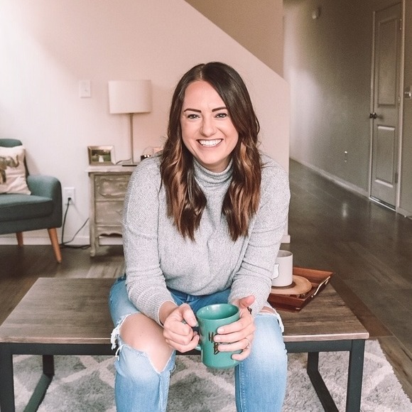 Profile Picture of Jessica Mofford (@jmofford) on Poshmark
