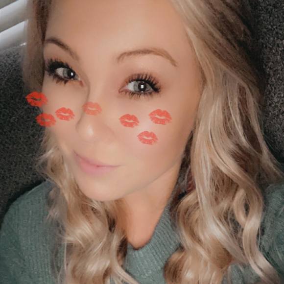 Profile Picture of Lexi Stoops (@lexistoops) on Poshmark