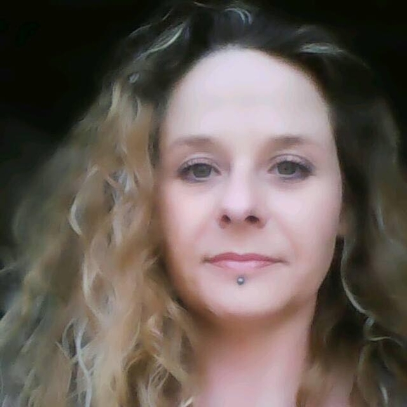 Profile Picture of Jennifer Tavener-northern (@thegreencreeper) on Poshmark