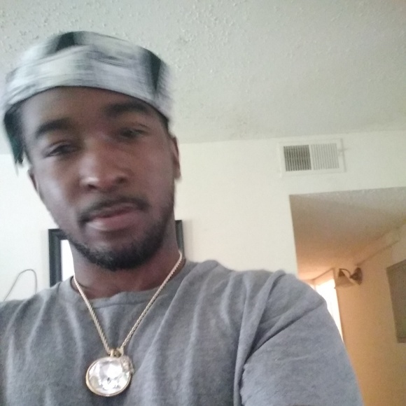Profile Picture of Amos Roberts (@amos86) on Poshmark