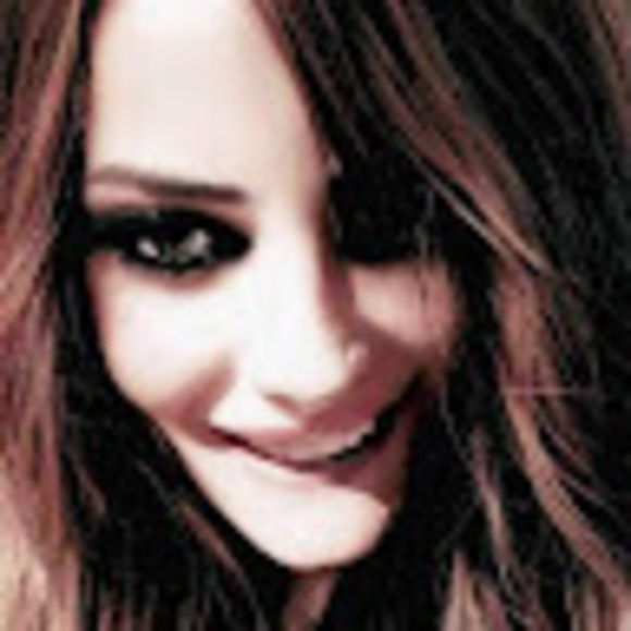 Profile Picture of Mari Price (@mcat295181) on Poshmark