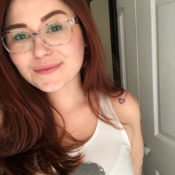 Profile Picture of Rafaela Mattevi (@raffattackk) on Poshmark