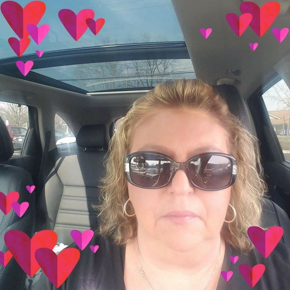 Profile Picture of Robin elmore Collins (@racollins1960) on Poshmark