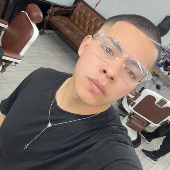 Profile Picture of Janio Andrés (@janioa) on Poshmark