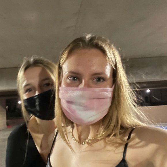 Liz Bruegging - Poshmark Profile Picture of Liz Bruegging (@liz_bruegging) on Poshmark