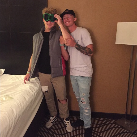 Profile Picture of Jesston Davis (@jesstondavis18) on Poshmark