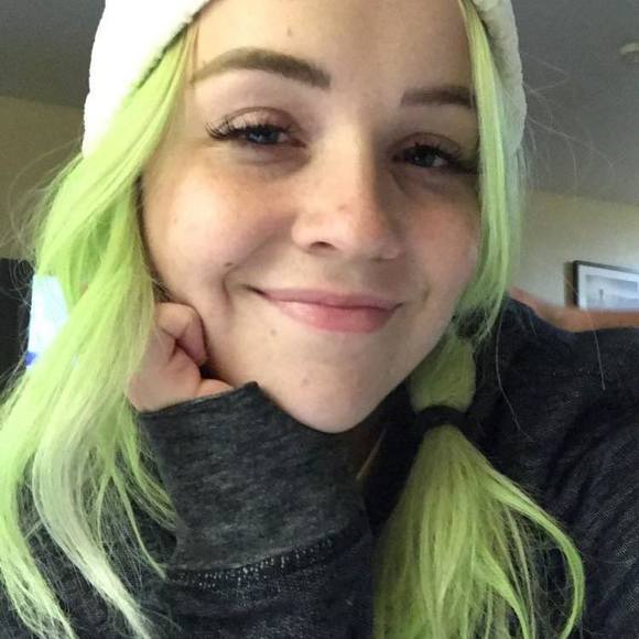 Profile Picture of Whitney Lambert (@whitneyclambert) on Poshmark