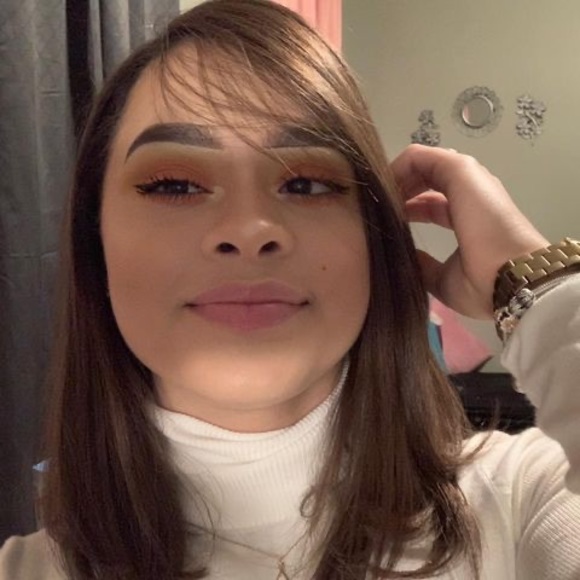 Profile Picture of Daniela Tavarez (@danielalaenana) on Poshmark