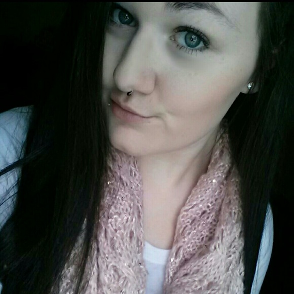 Profile Picture of Samantha Ashcraft (@samanthaaa927) on Poshmark