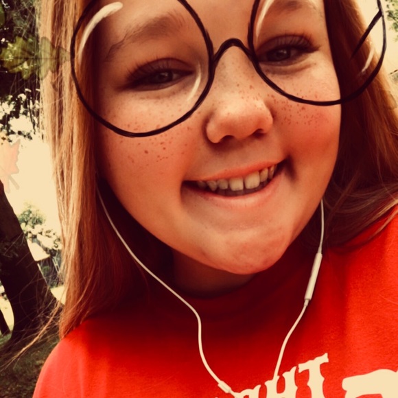 Profile Picture of Alle Baggs (@allebaggs03) on Poshmark