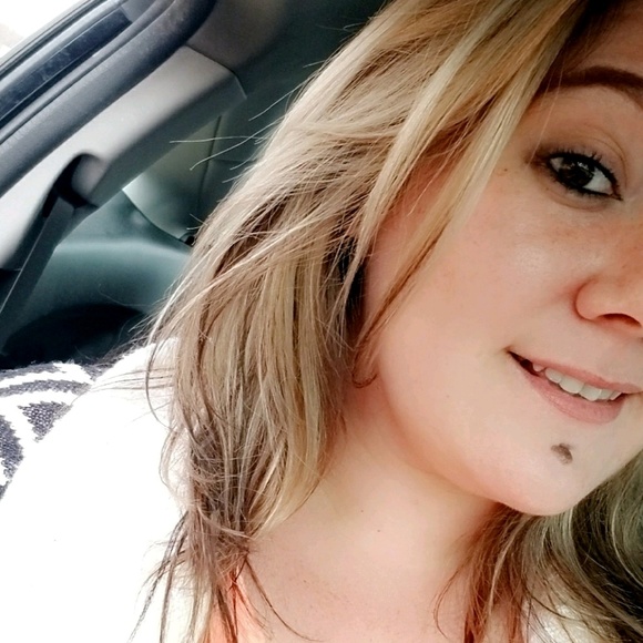 Profile Picture of Amanda Walsh (@amandawalsh248) on Poshmark