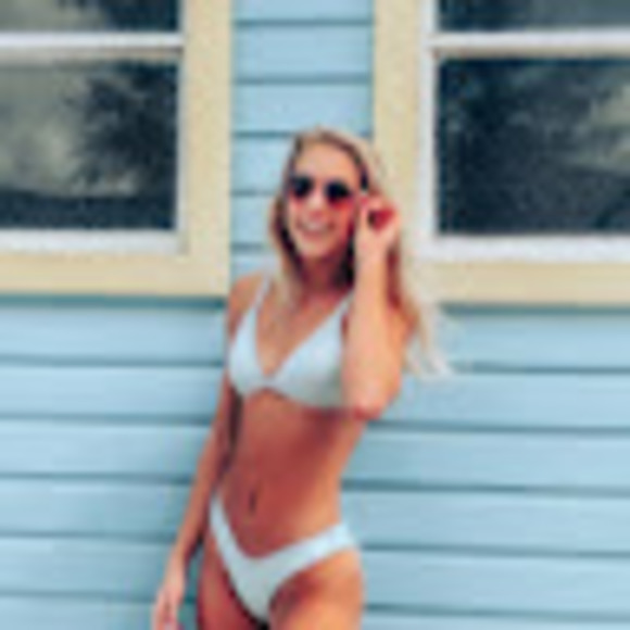 Profile Picture of Paige Doering (@paigemalibu) on Poshmark