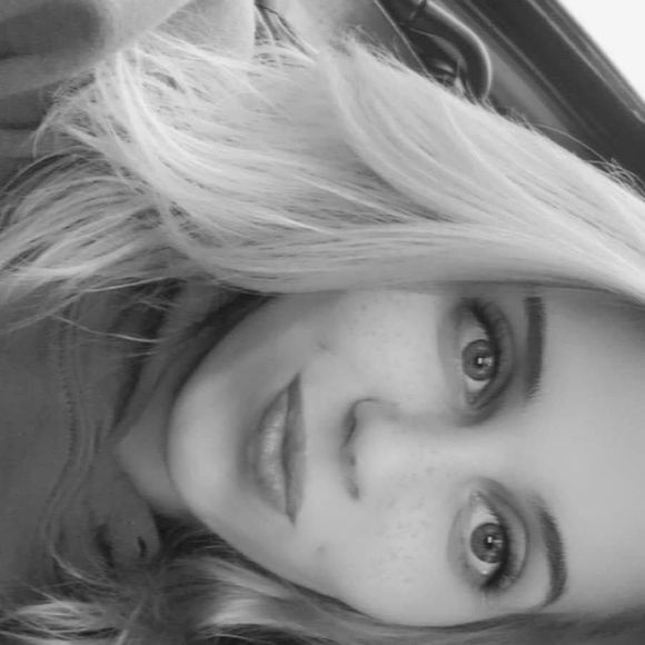 Profile Picture of Julia Gearhart (@julia3201) on Poshmark