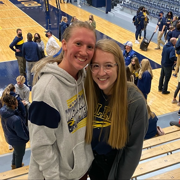 Profile Picture of Tara Springer (@tara46884) on Poshmark