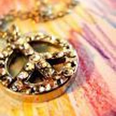 Profile Picture of April Cisneros (@MileyyBhoo) on Twitter