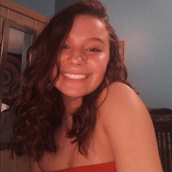 Profile Picture of Aaubree Boxler (@aubree_boxlerr) on Poshmark